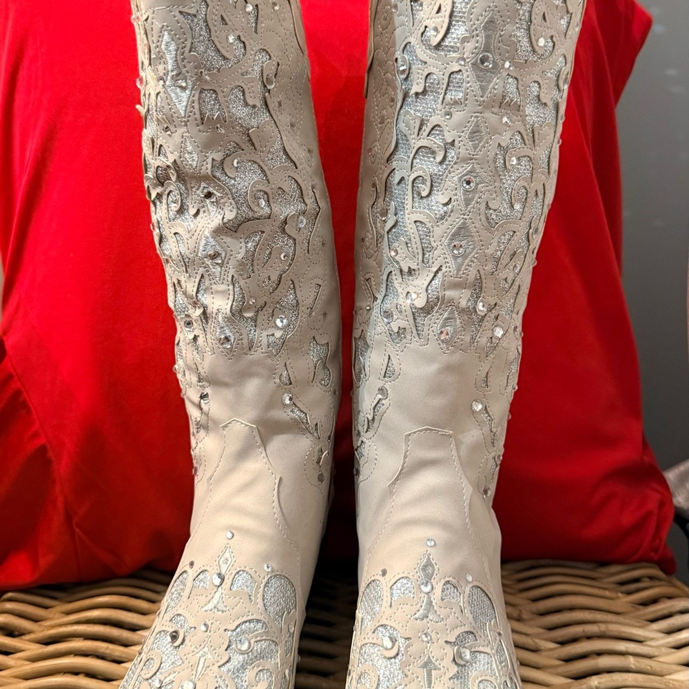 Elegant White Embroidered Women's Boots